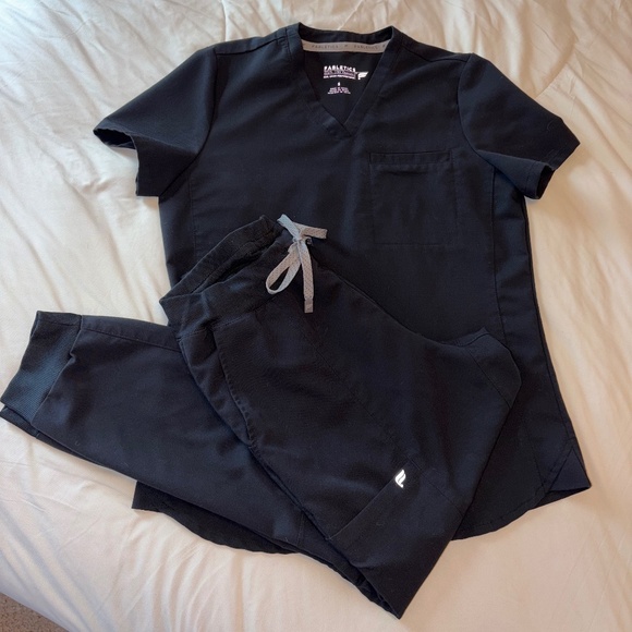 Fabletic’s scrub set X 3    🖤🩵🩷 - Picture 2 of 5